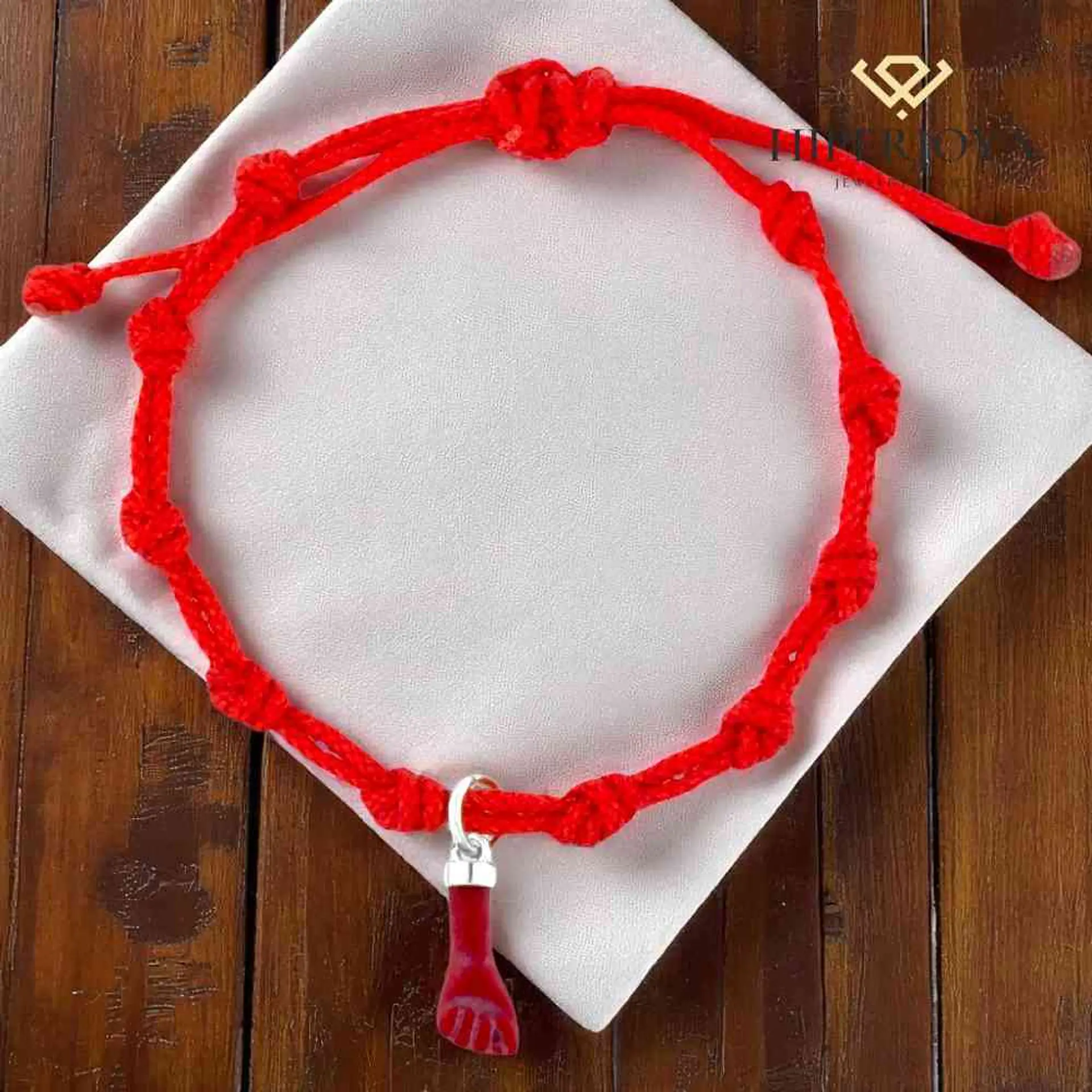 Pulsera de hilo rojo con higa de coral 3