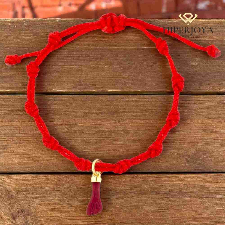 Pulsera de hilo rojo con higa de coral y casquilla dorada  3