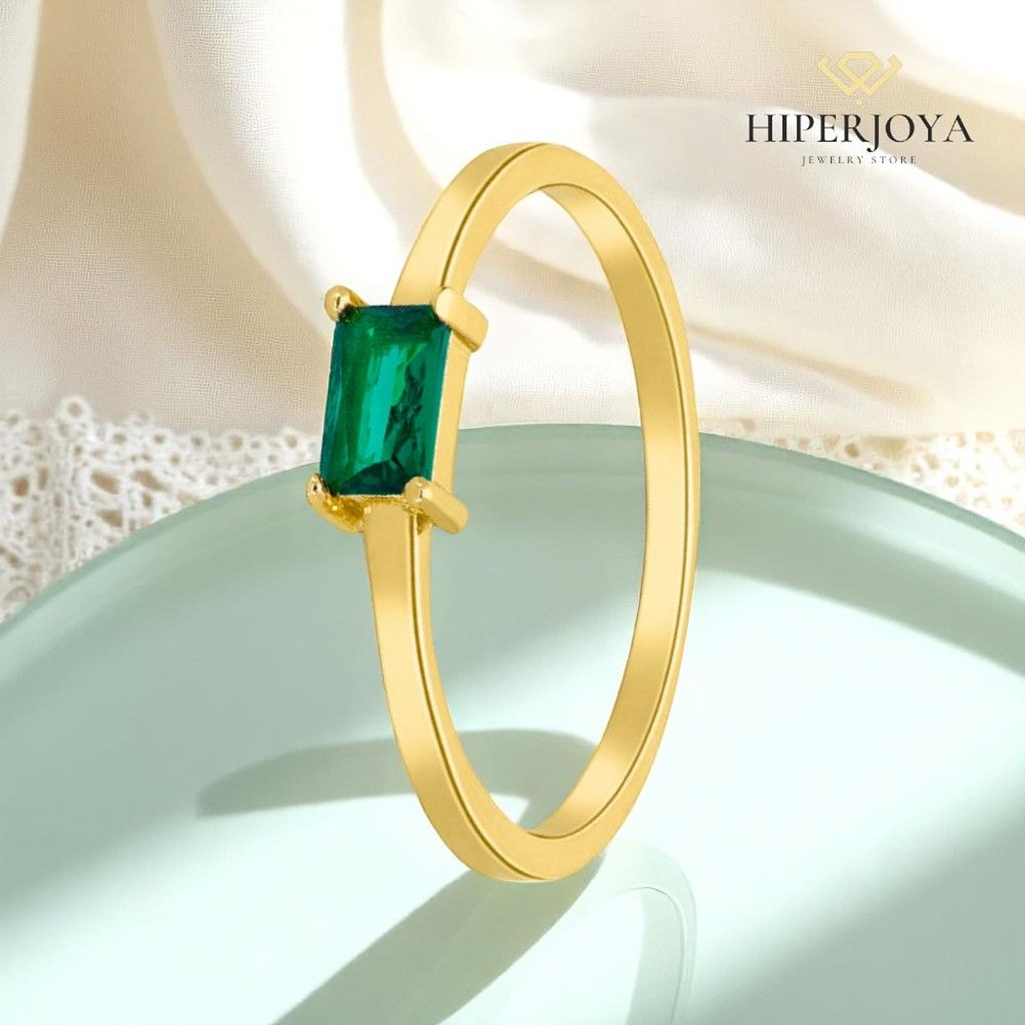Anillo con circonita verde y baño de oro  2