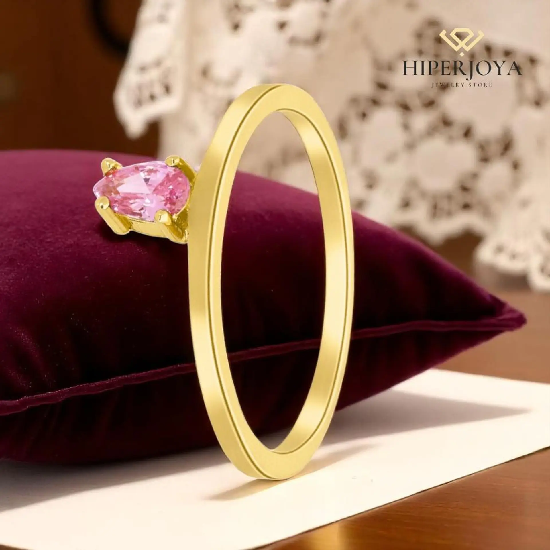 Anillo con piedra rosa y baño de oro  2