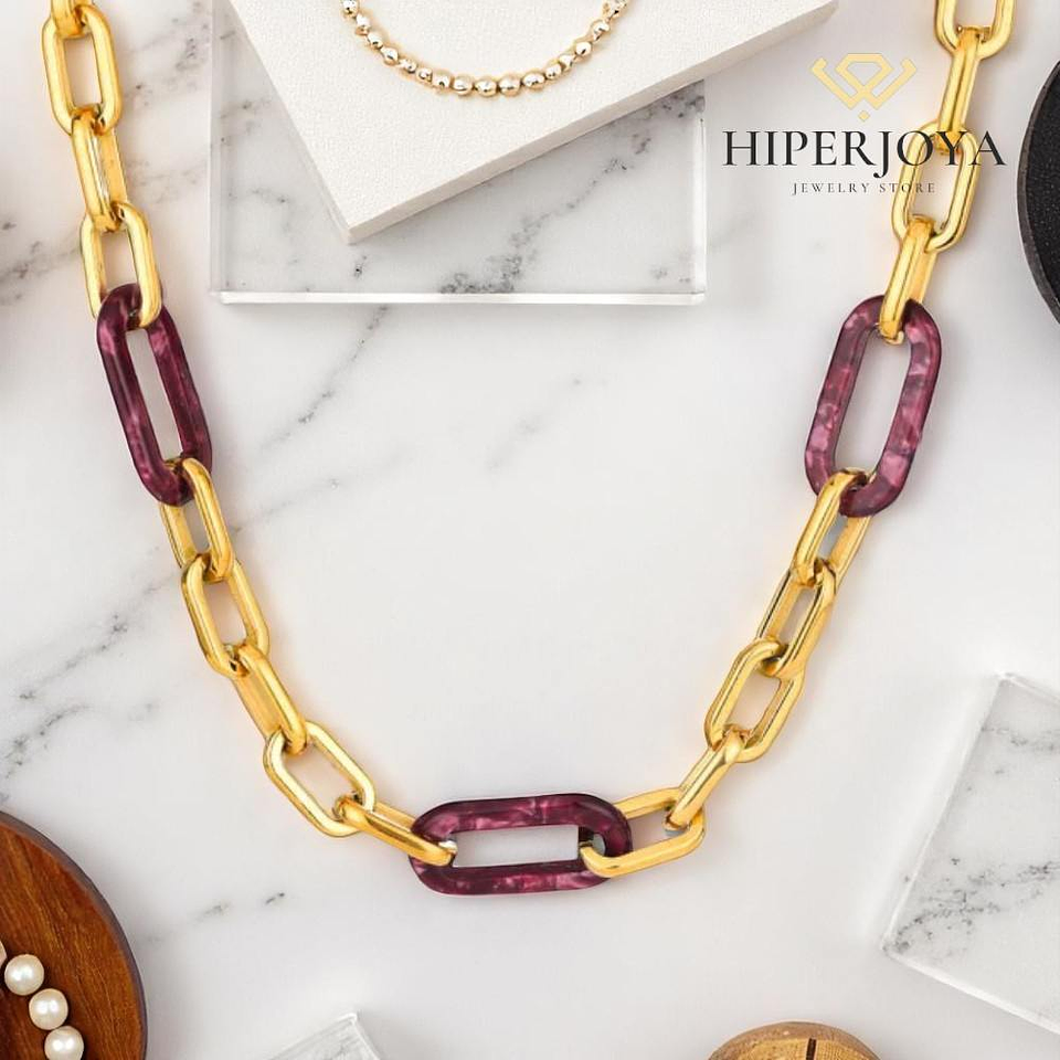 Collar de acero con baño de oro y resina morado 2