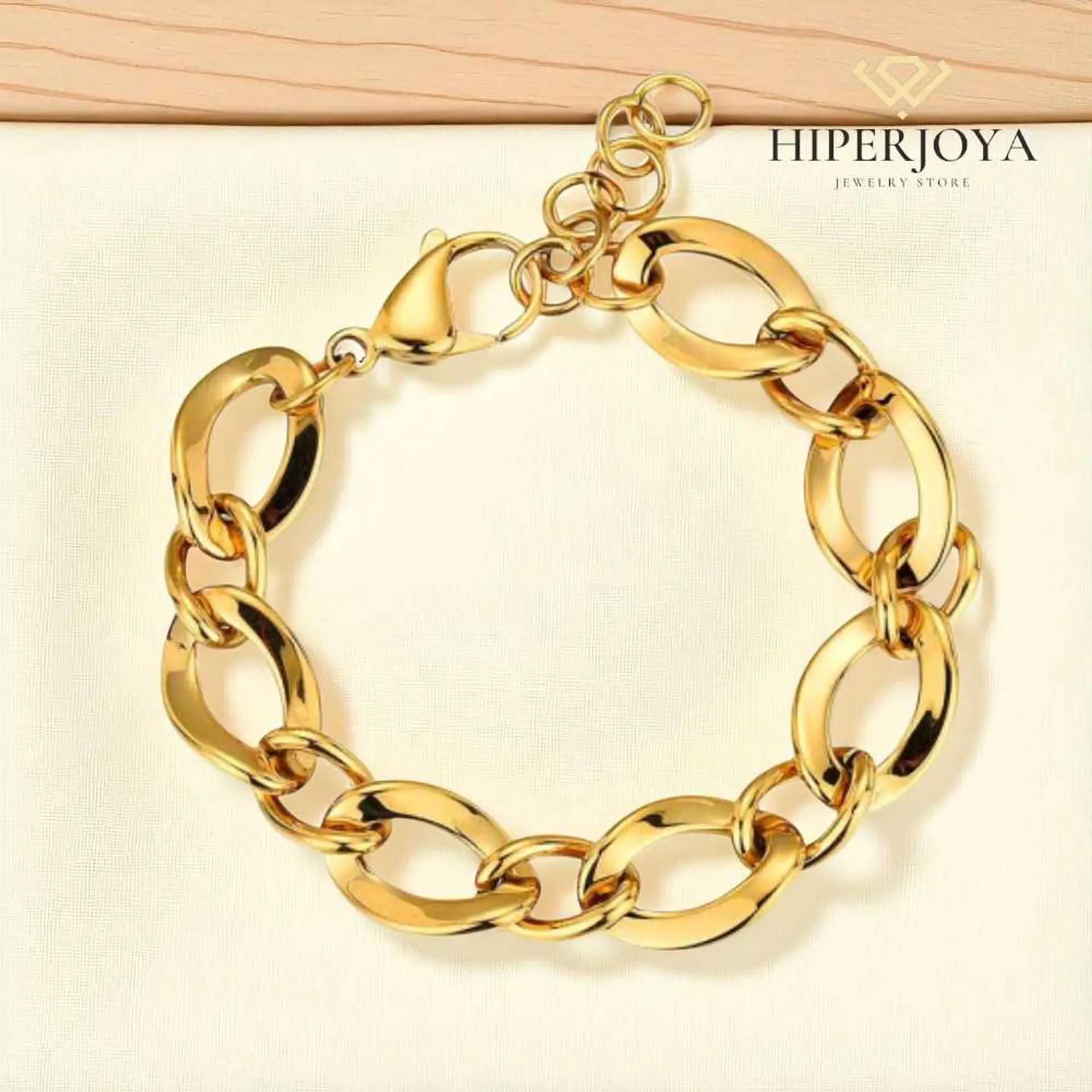 Pulsera de acero con eslabones cóncavos y baño de oro  2