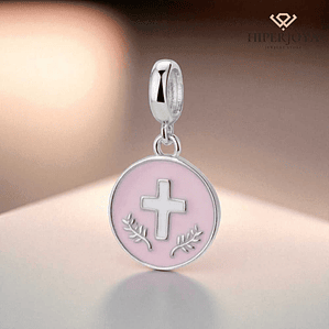 Abalorio disco esmaltado rosa con cruz plata