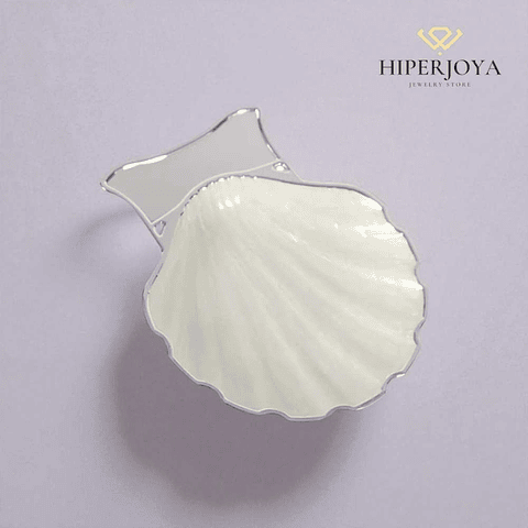 Concha de bautismo metálica plateada y esmaltada 