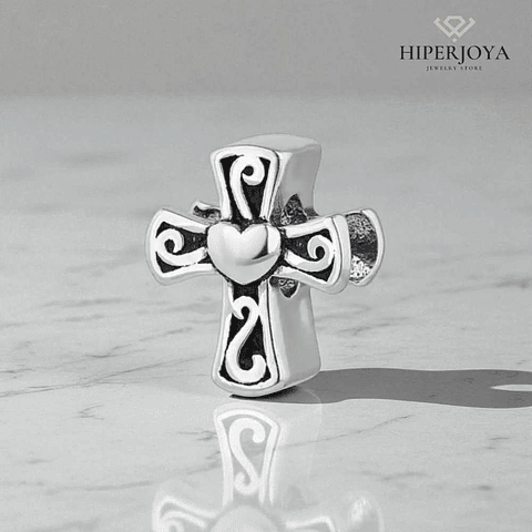 Abalorio cruz con corazón plata