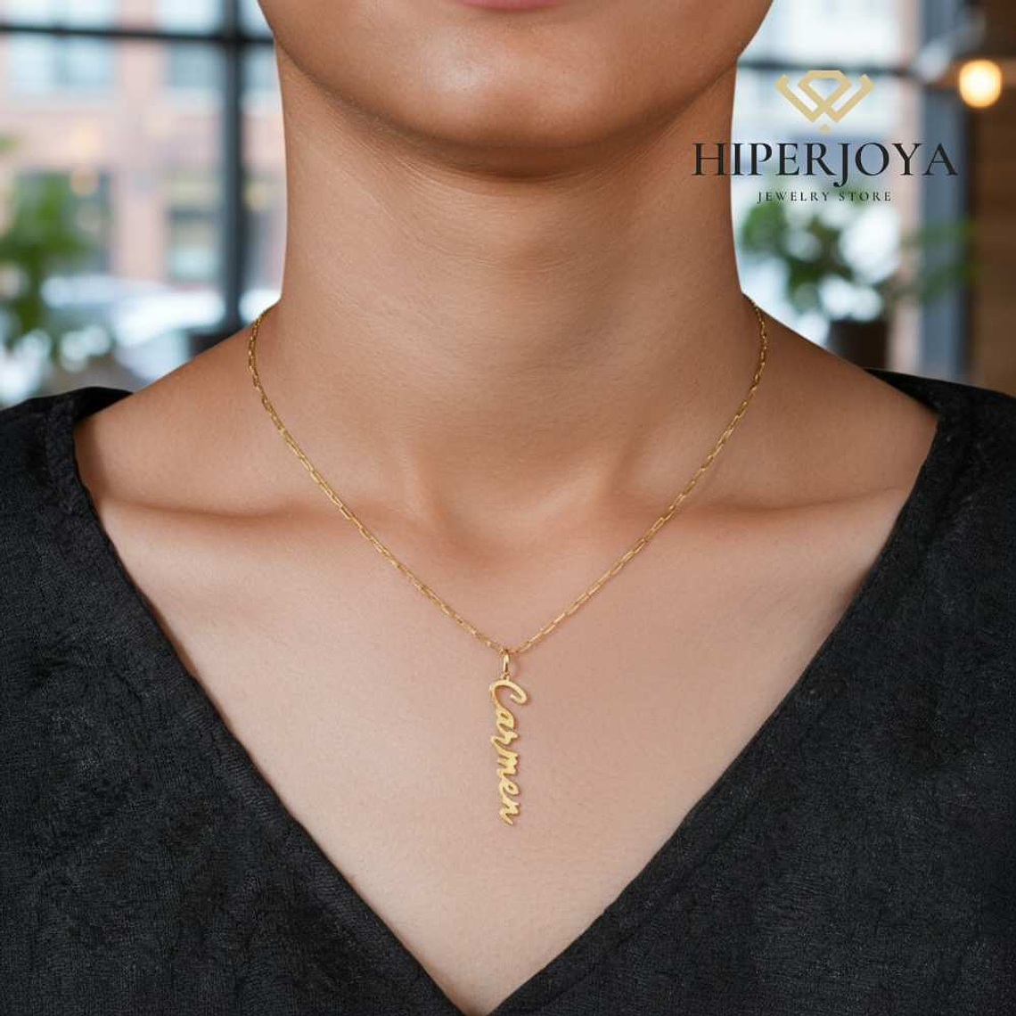 Gargantilla personalizada y nombre vertical plata con baño de oro 2