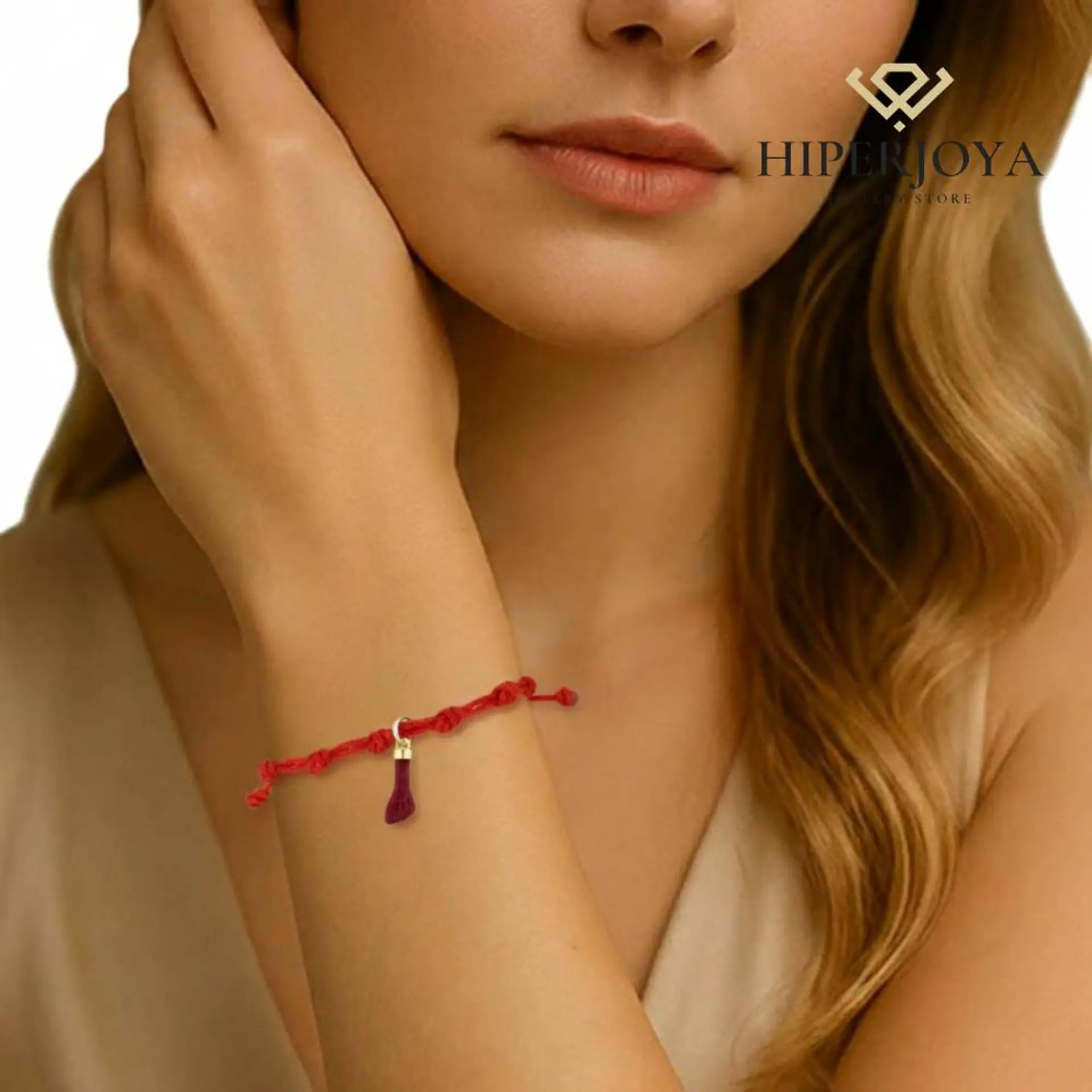 Pulsera de hilo rojo con higa de coral y casquilla dorada  2