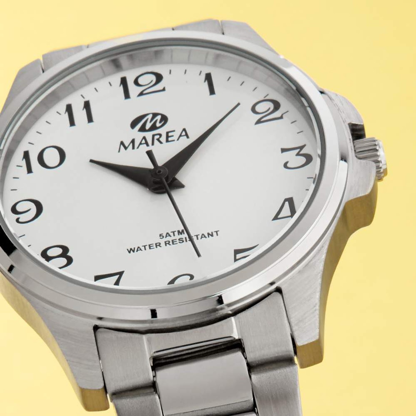 Reloj plateado de esfera blanca  3