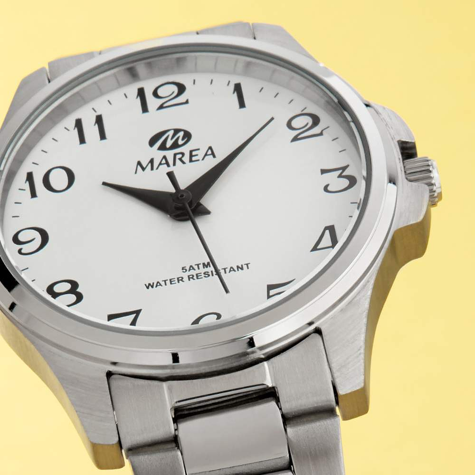 Reloj plateado de esfera blanca  3