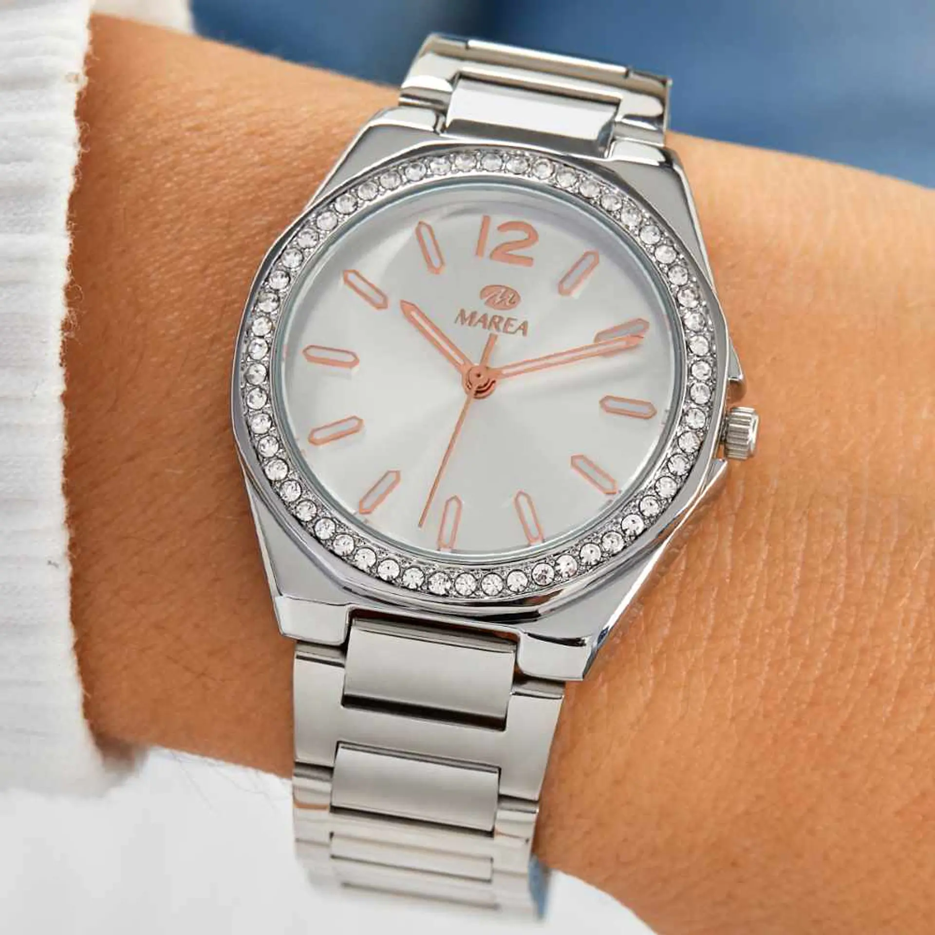 Reloj plateado para mujer  2