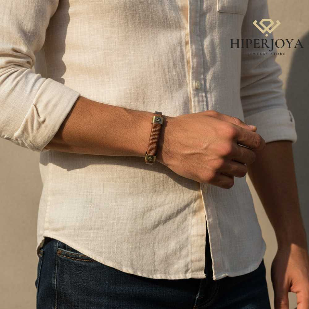 Pulsera de hombre acero dorado con hilo y cuero marrón 3