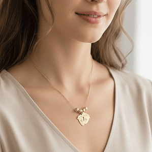 Gargantilla pies de bebé iniciales