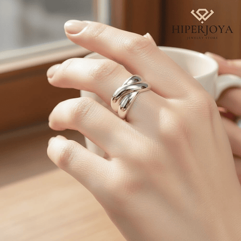 Anillo de acero entrelazado