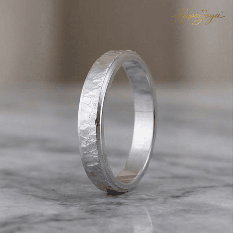 Alianza de oro blanco tallada 18k