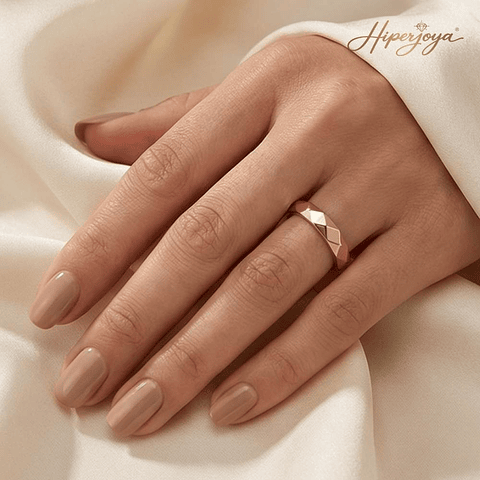 Alianza tallada de oro rosa 18k