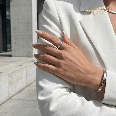 Alianza tallada de oro blanco 18k 