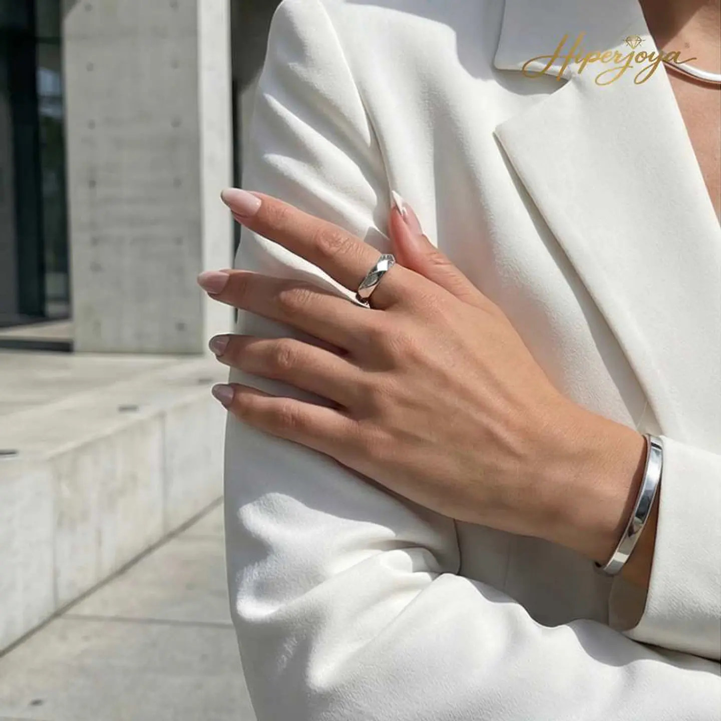 Alianza tallada de oro blanco 18k  2