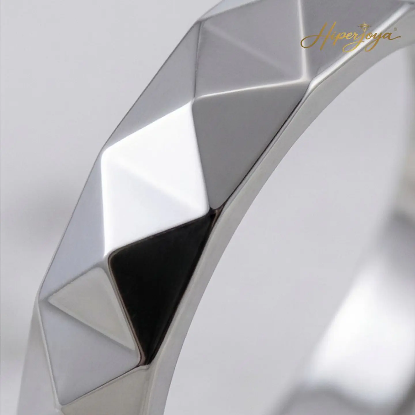 Alianza tallada de oro blanco 18k  3