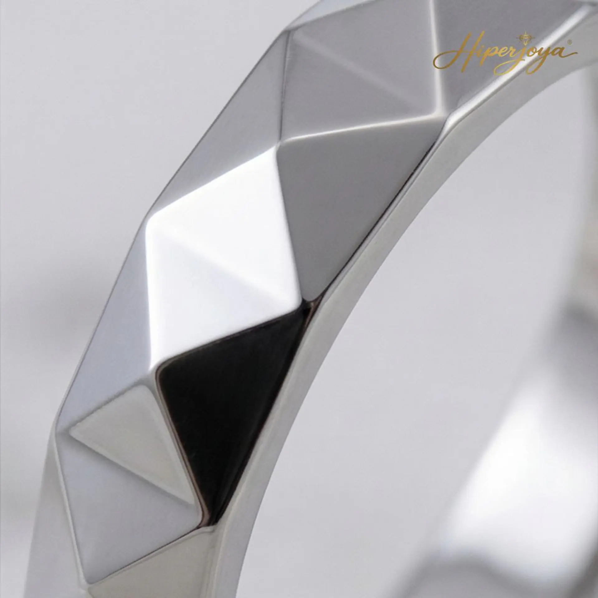 Alianza tallada de oro blanco 18k  3