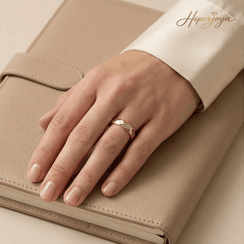 Alianza tallada de oro 18k