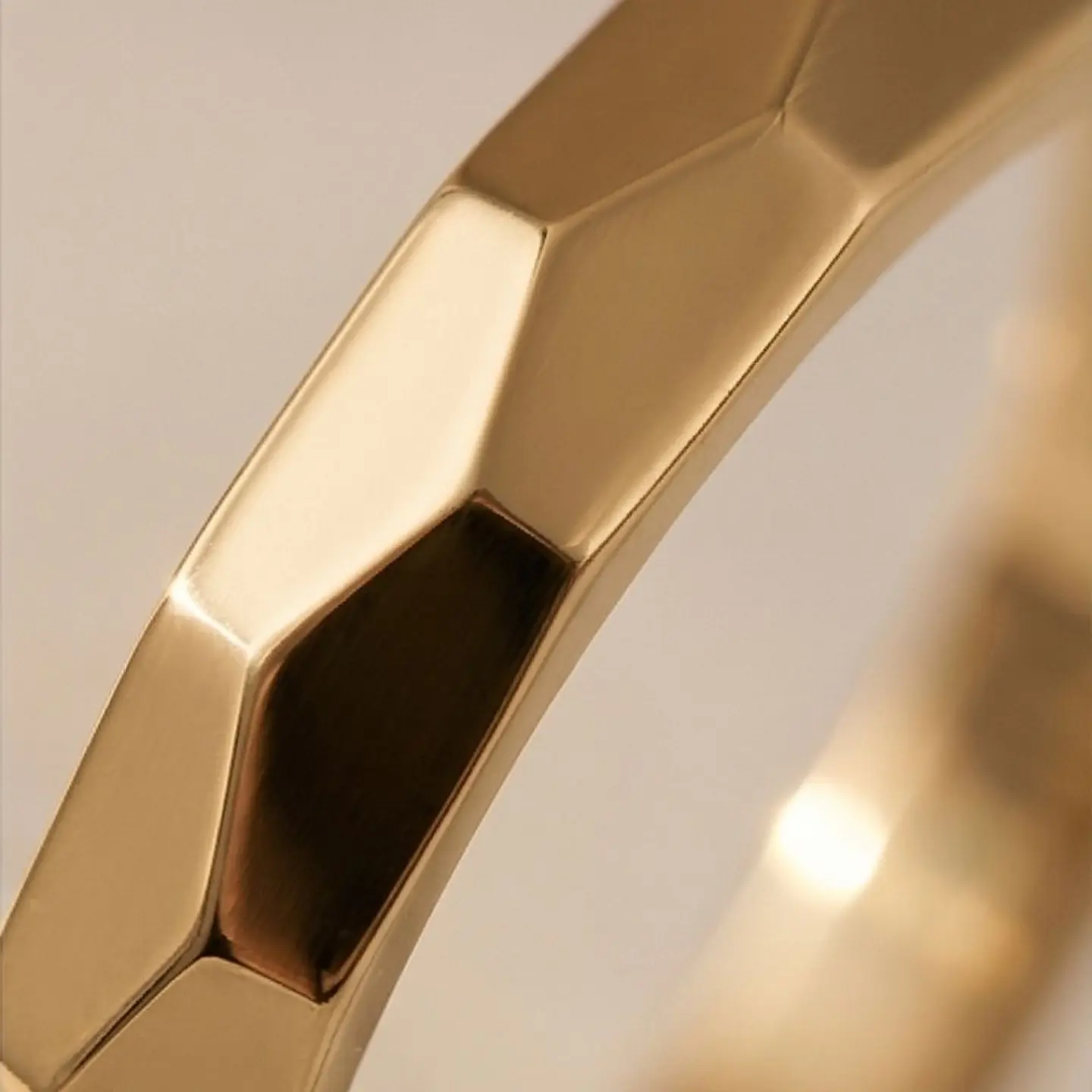 Alianza de oro 18k tallada 4