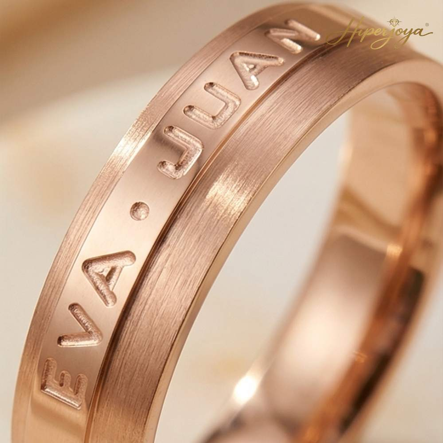 Alianza de oro rosa 18k con nombres 3