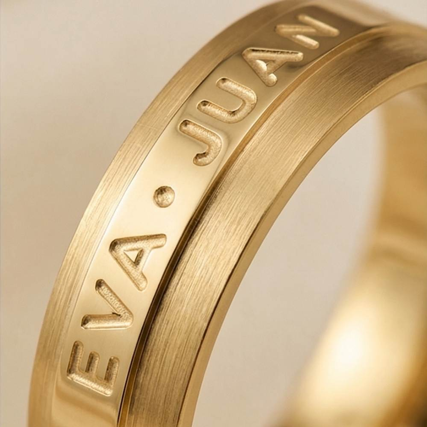 Alianza de oro rosa 18k con nombres 11