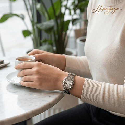 Reloj plateado clásico con detalles azules 