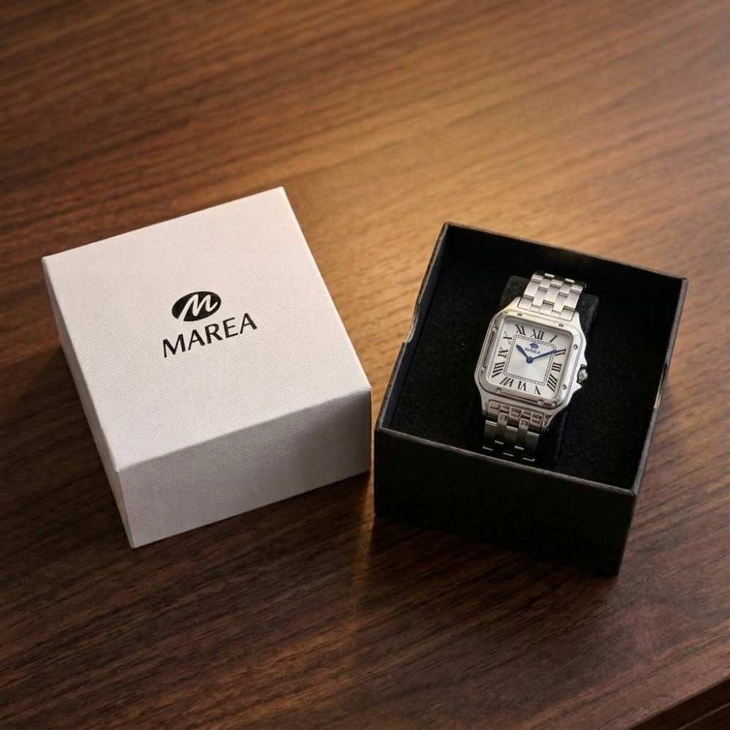 Reloj plateado clásico con detalles azules  5