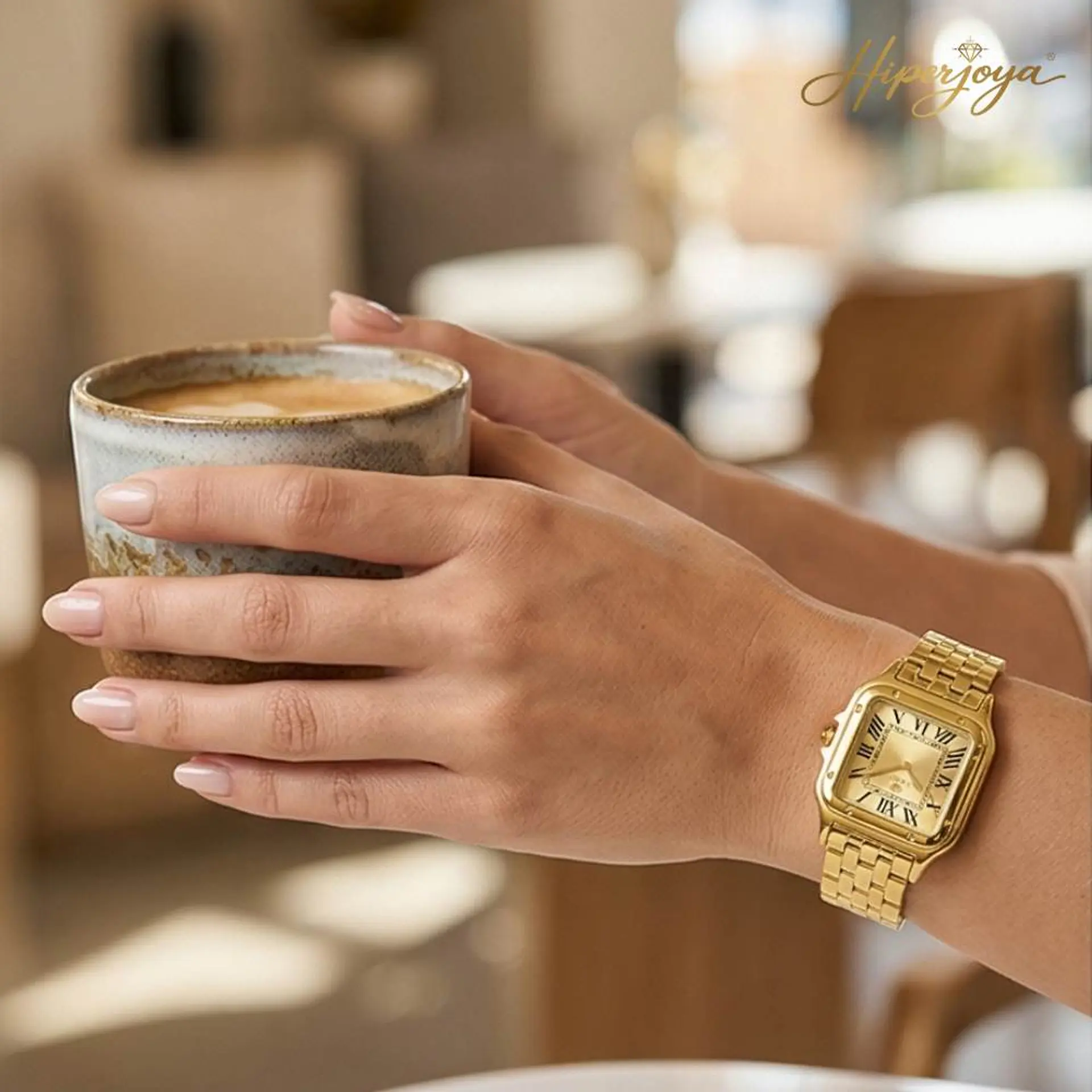 Reloj para mujer dorado clásico con detalles negros  2