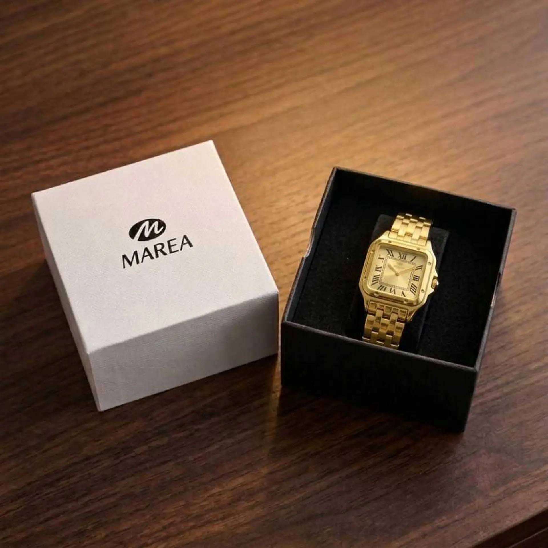 Reloj para mujer dorado clásico con detalles negros  5