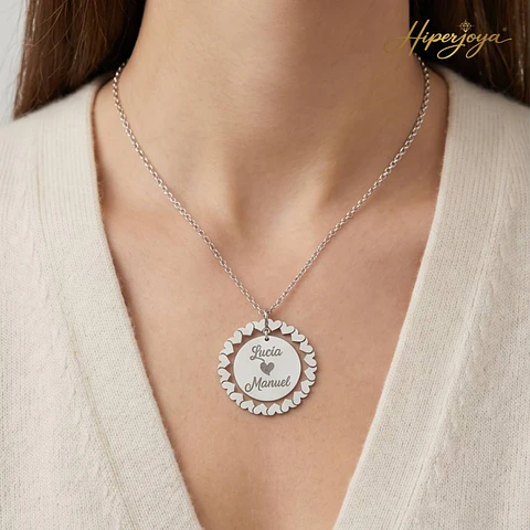 Gargantilla personalizada nombres rodeados de corazones plata