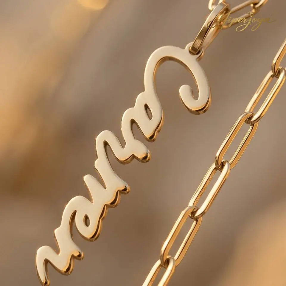 Gargantilla personalizada y nombre vertical plata con baño de oro 3