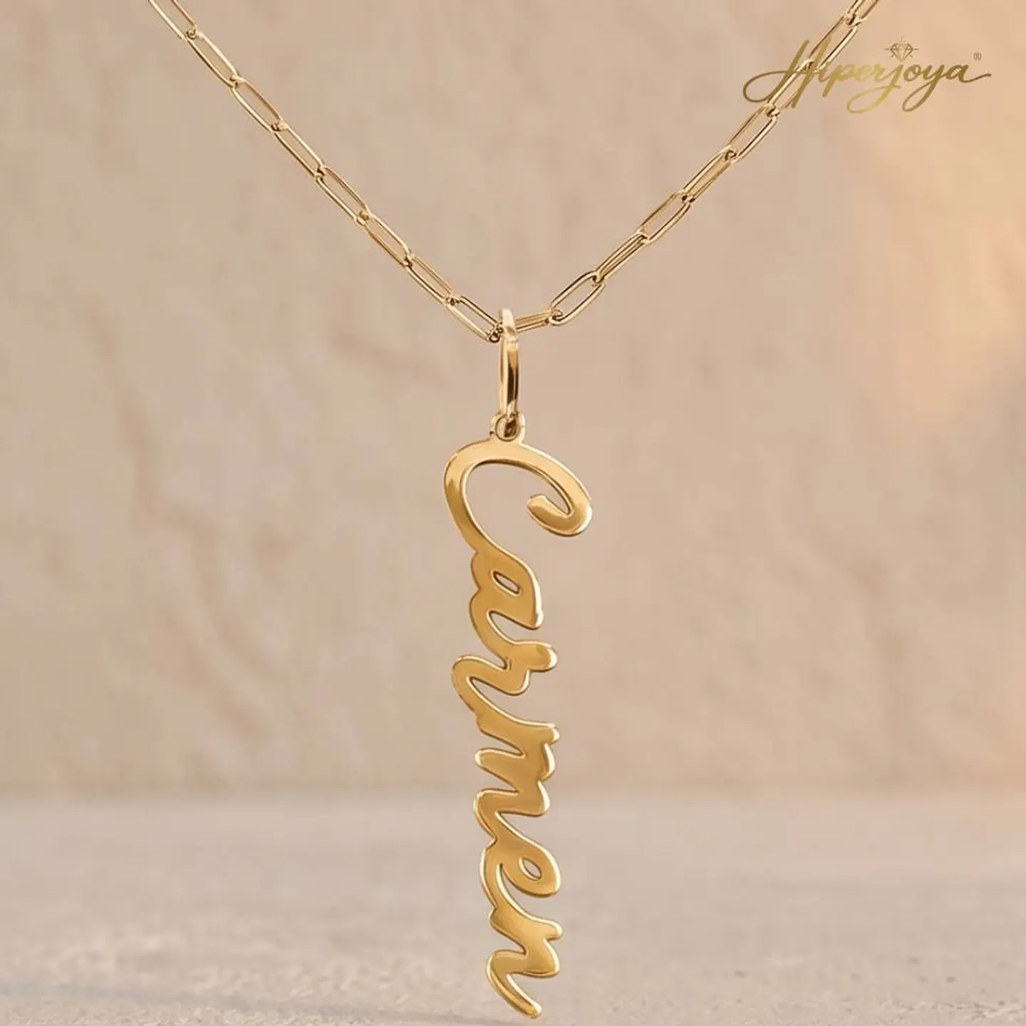 Gargantilla personalizada y nombre vertical plata con baño de oro 5