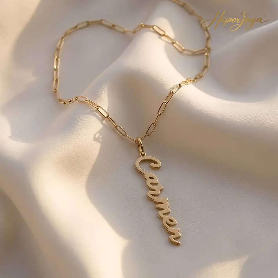 Gargantilla personalizada y nombre vertical plata con baño de oro 6