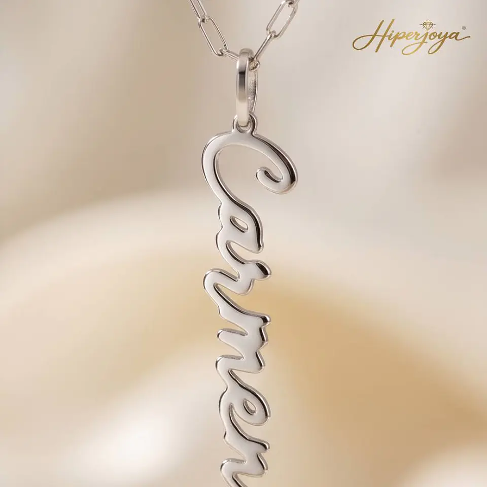Gargantilla personalizada con nombre vertical plata 3