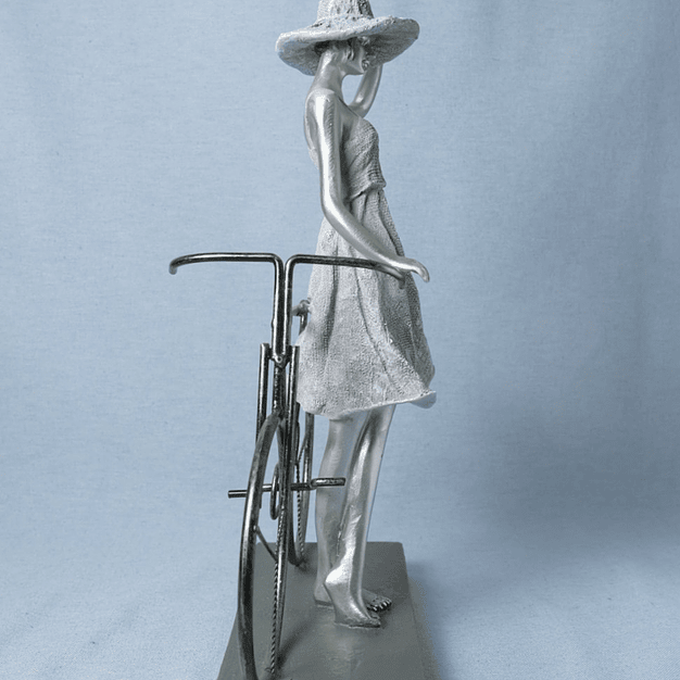 Figura Decorativa Mulher em Bicicleta 3