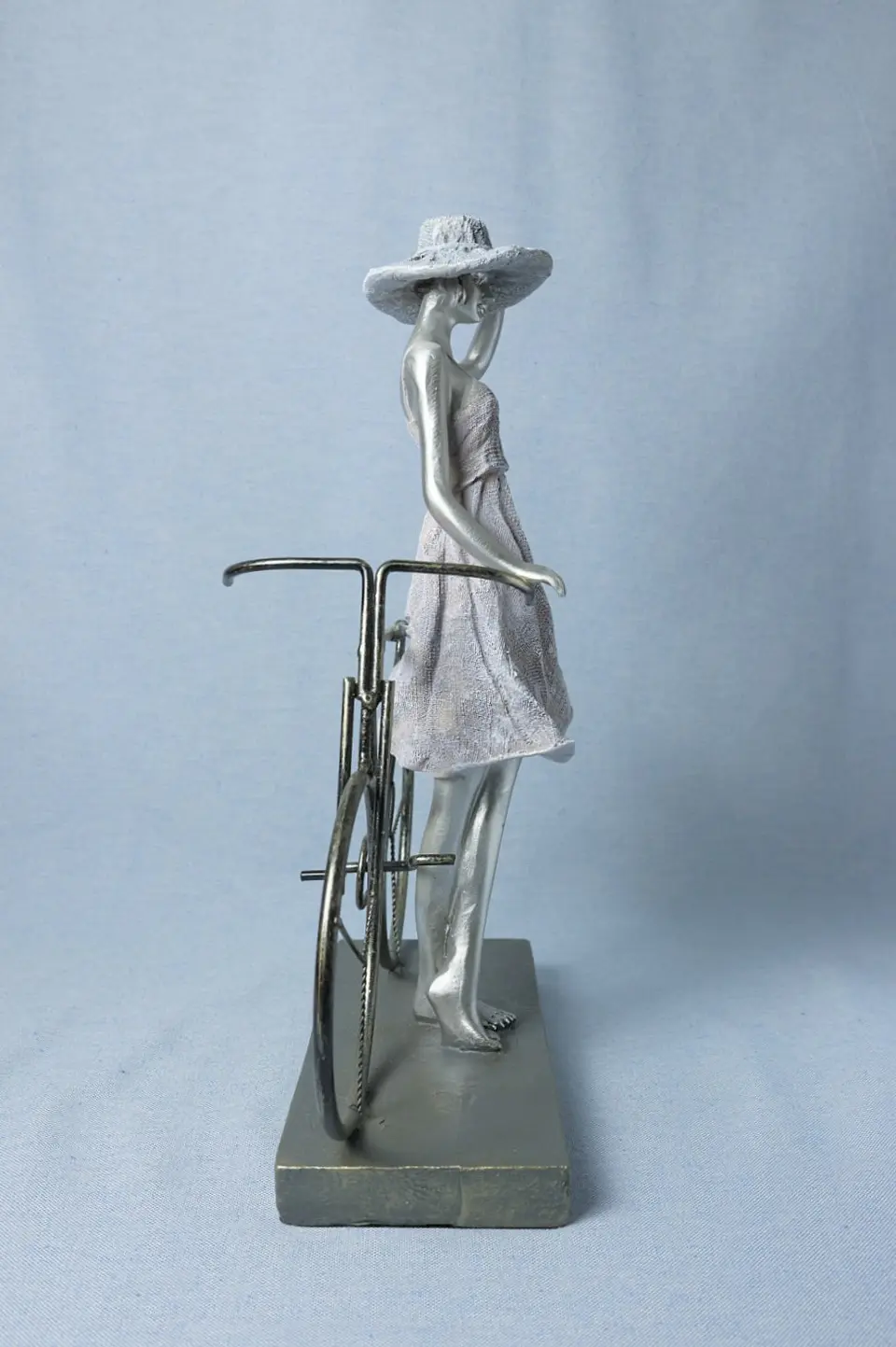 Figura Decorativa Mulher em Bicicleta 3