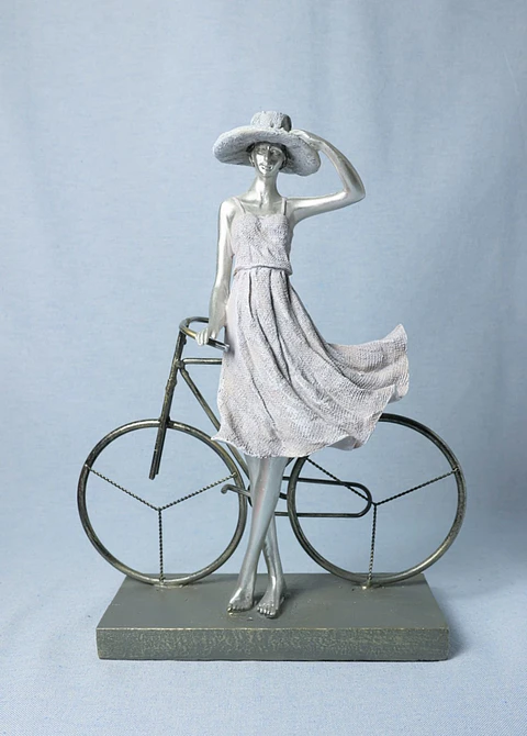 Figura Decorativa Mulher em Bicicleta