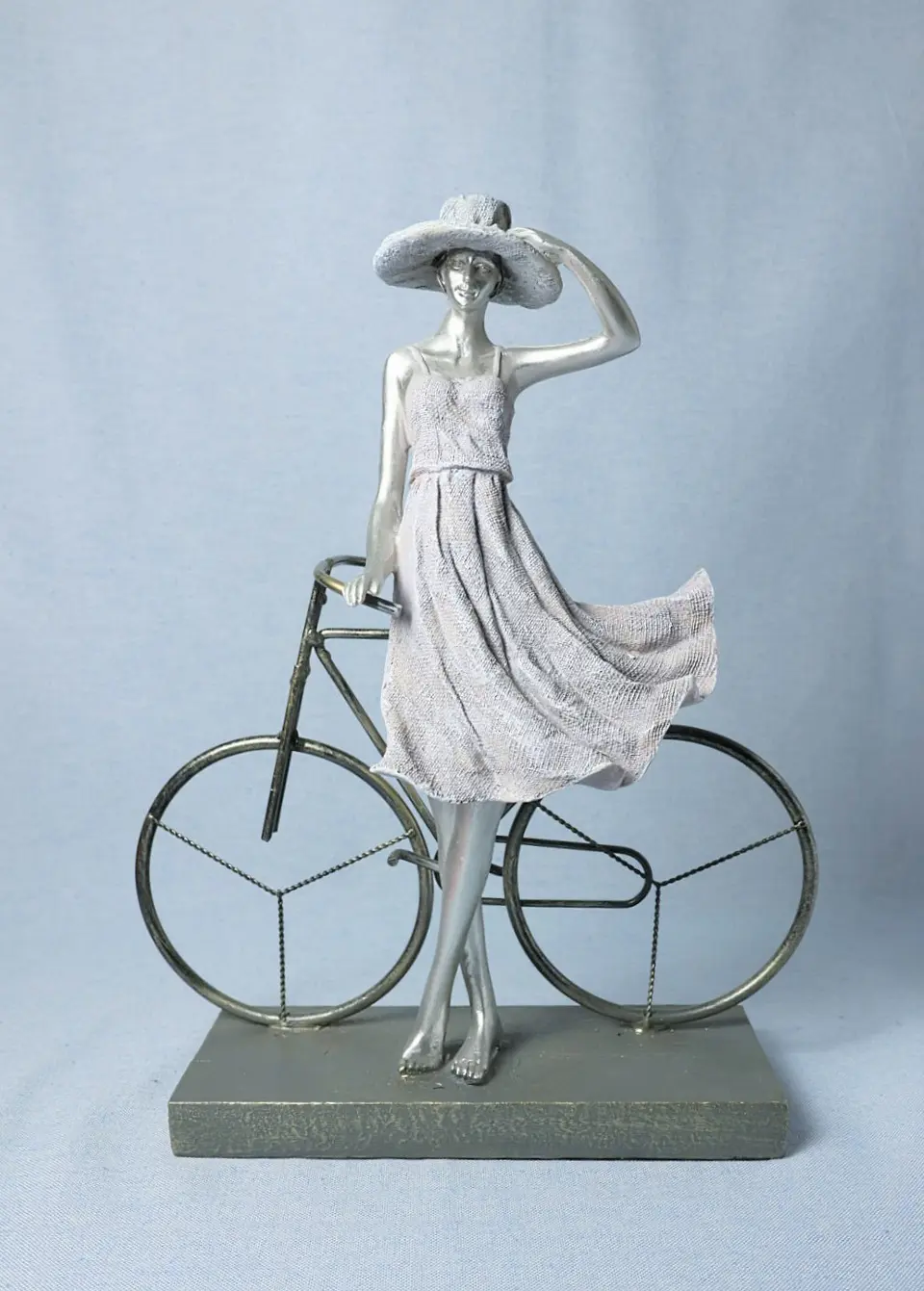 Figura Decorativa Mulher em Bicicleta 1