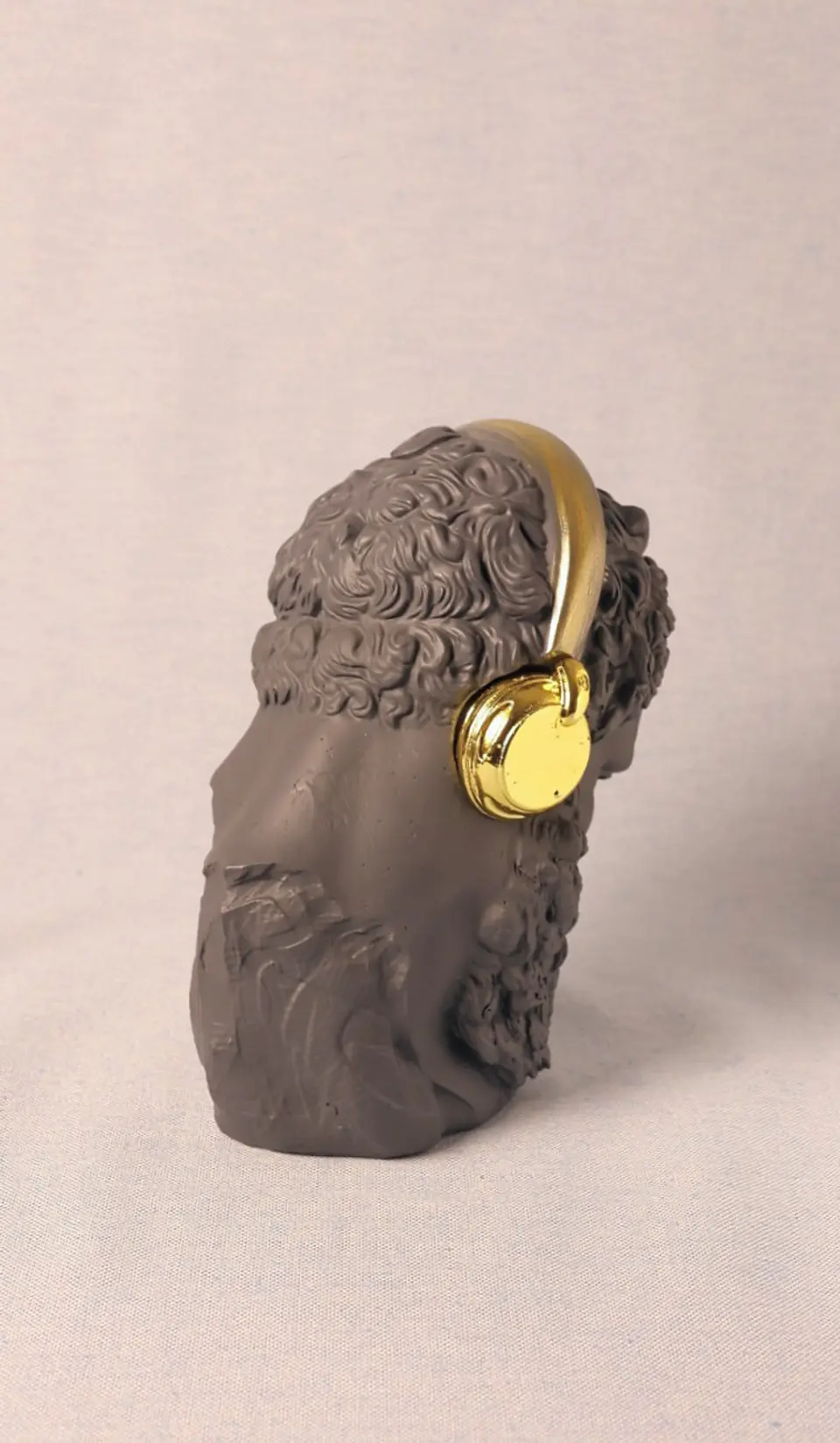 Figura Decorativa Headphones (preto mate e dourado) 3