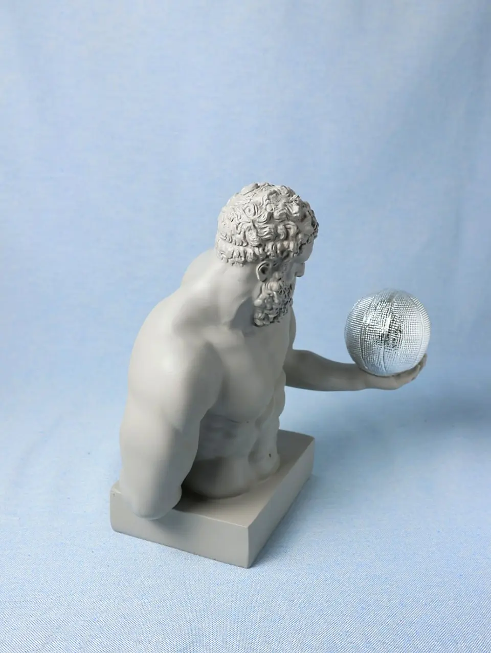 Busto Contemporâneo com Bola de Basquetebol (Cinzento Claro) 2