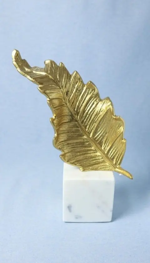 Figura Decorativa Folha Dourada