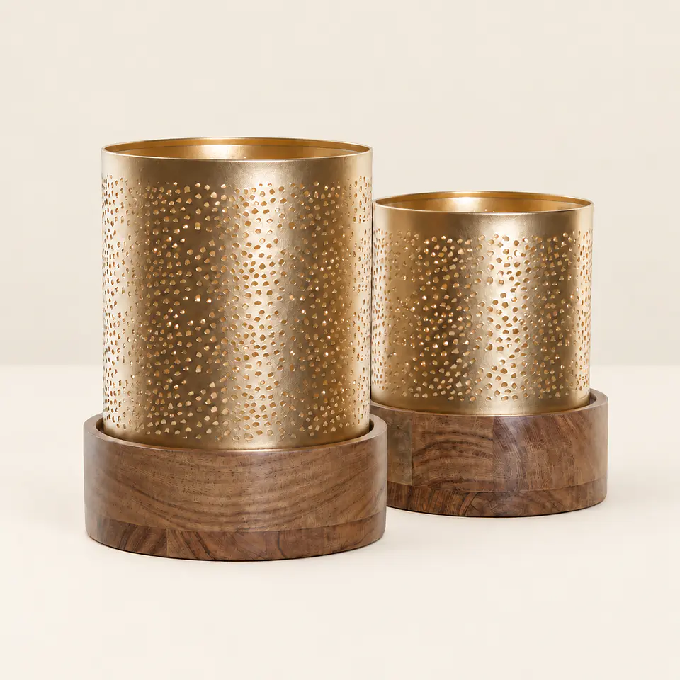 Conjunto de 2 Porta-Velas Dourados com Base de Madeira 2