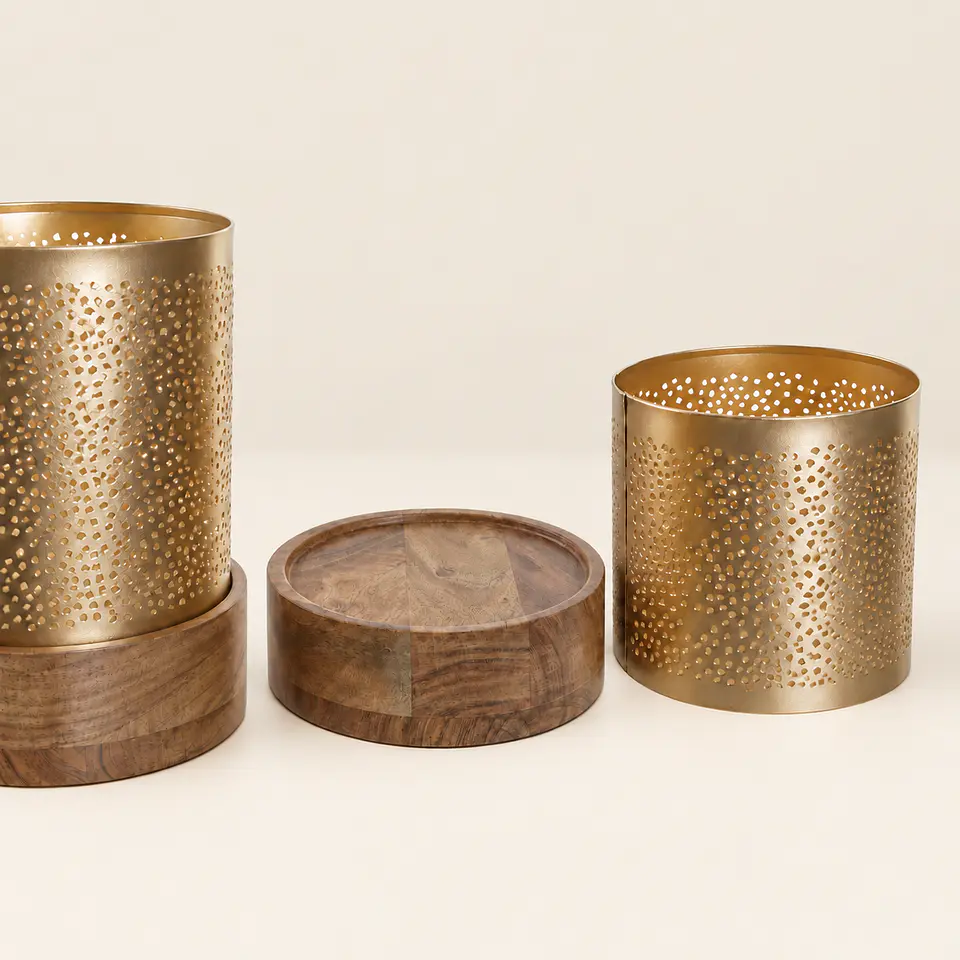 Conjunto de 2 Porta-Velas Dourados com Base de Madeira 3