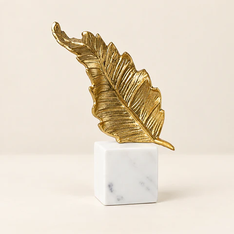 Figura Decorativa Folha Dourada com Base em Mármore