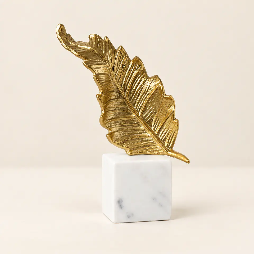 Figura Decorativa Folha Dourada com Base em Mármore 1