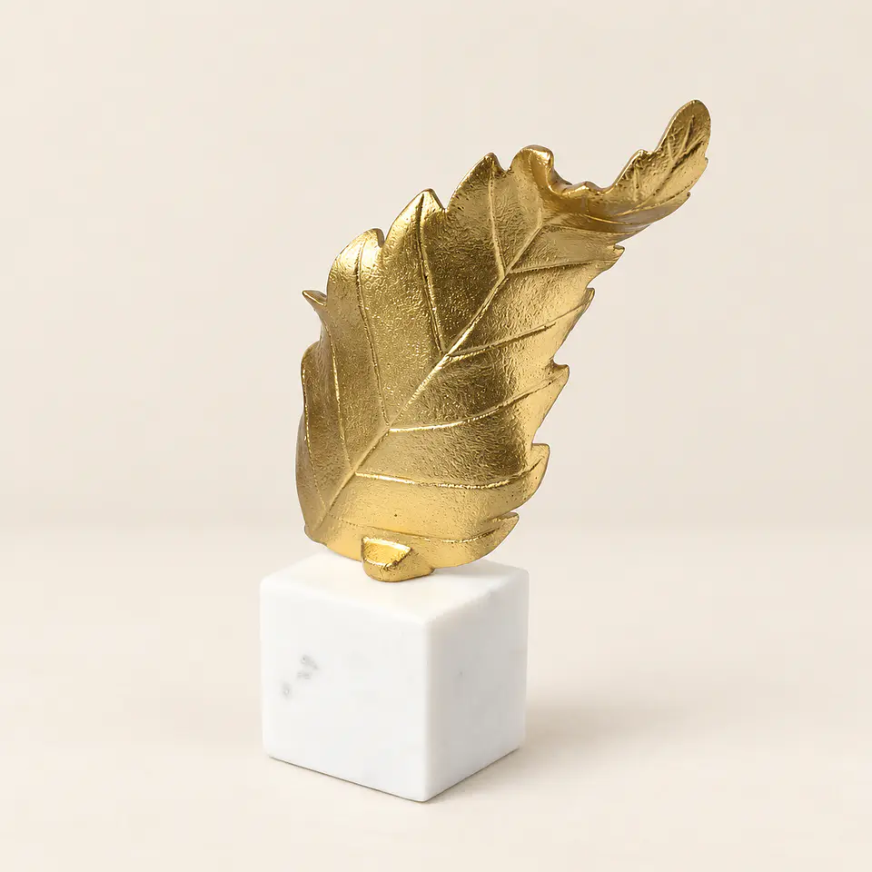 Figura Decorativa Folha Dourada com Base em Mármore 2