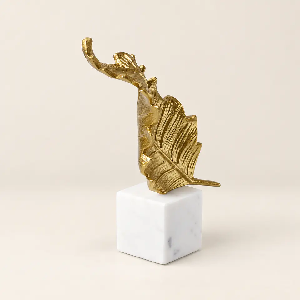 Figura Decorativa Folha Dourada com Base em Mármore 3
