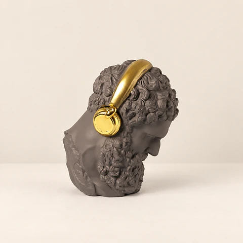 Figura Decorativa com Headphones Dourados